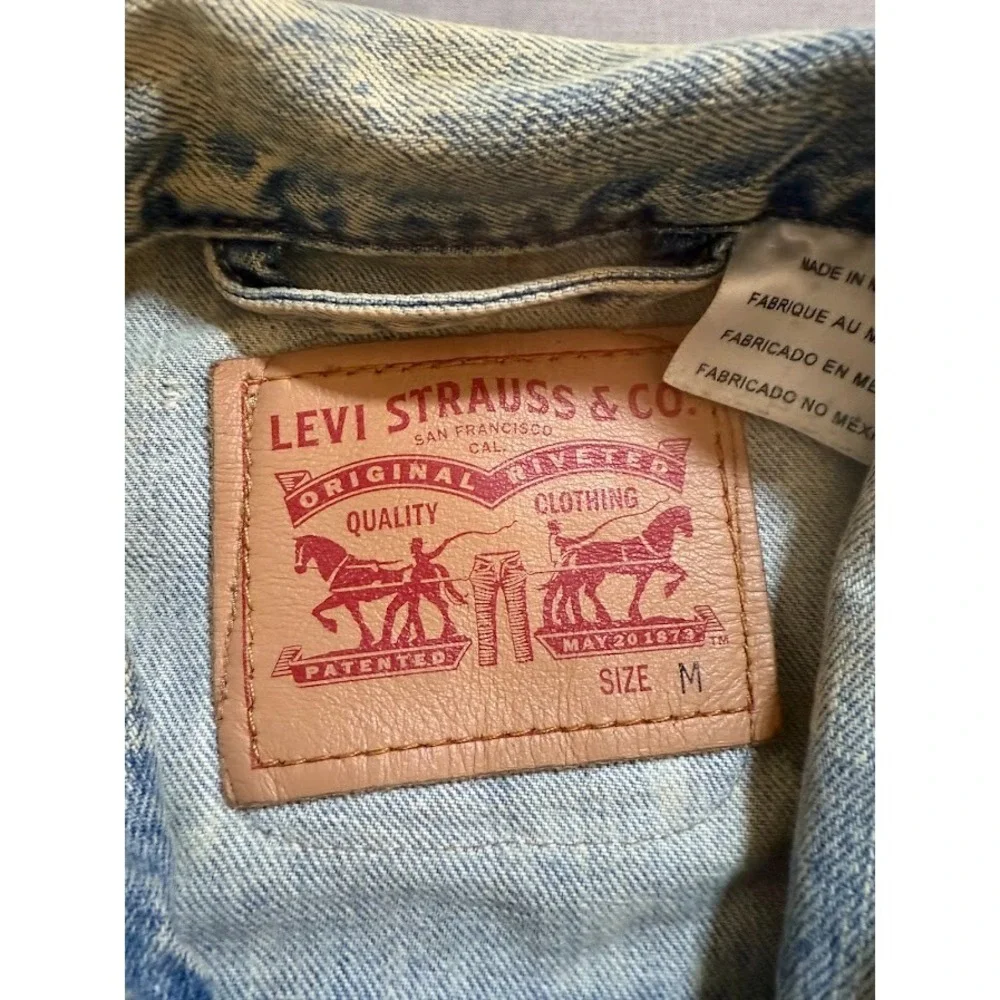 Levi's Trucker Jacket‎ Adult Medium Blue Denim Patched Button Long Sleeve.